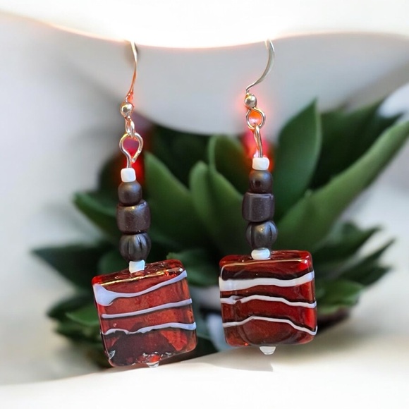 Handcrafted red & black earrings - Picture 6 of 7